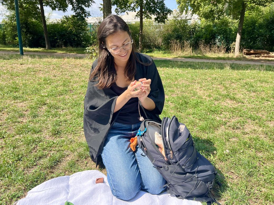 ひとつひとつのお土産を、愛おしそうに説明してくれるエミリーさん（筆者撮影）