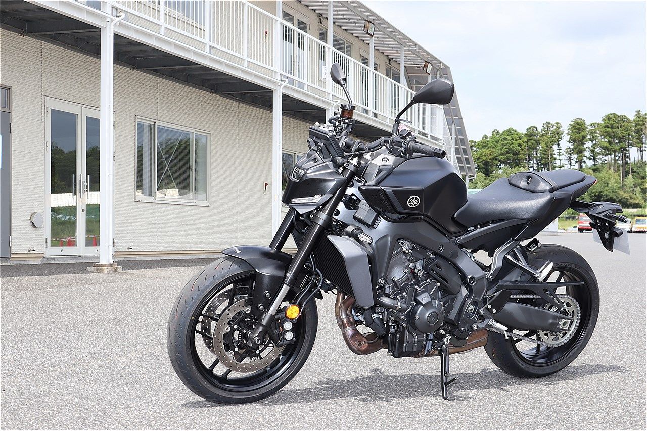 ヤマハの新型バイク「MT-09 Y-AMT」と試乗会の会場風景など（筆者撮影）