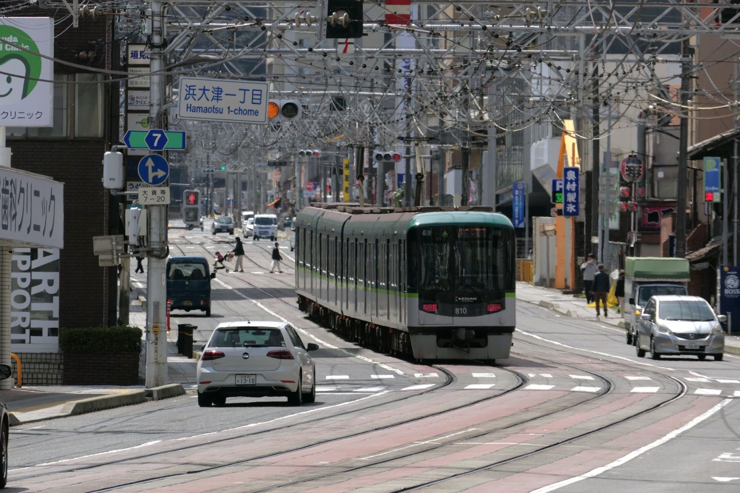 県道の併用軌道を上っていく太秦天神川行き（記者撮影）