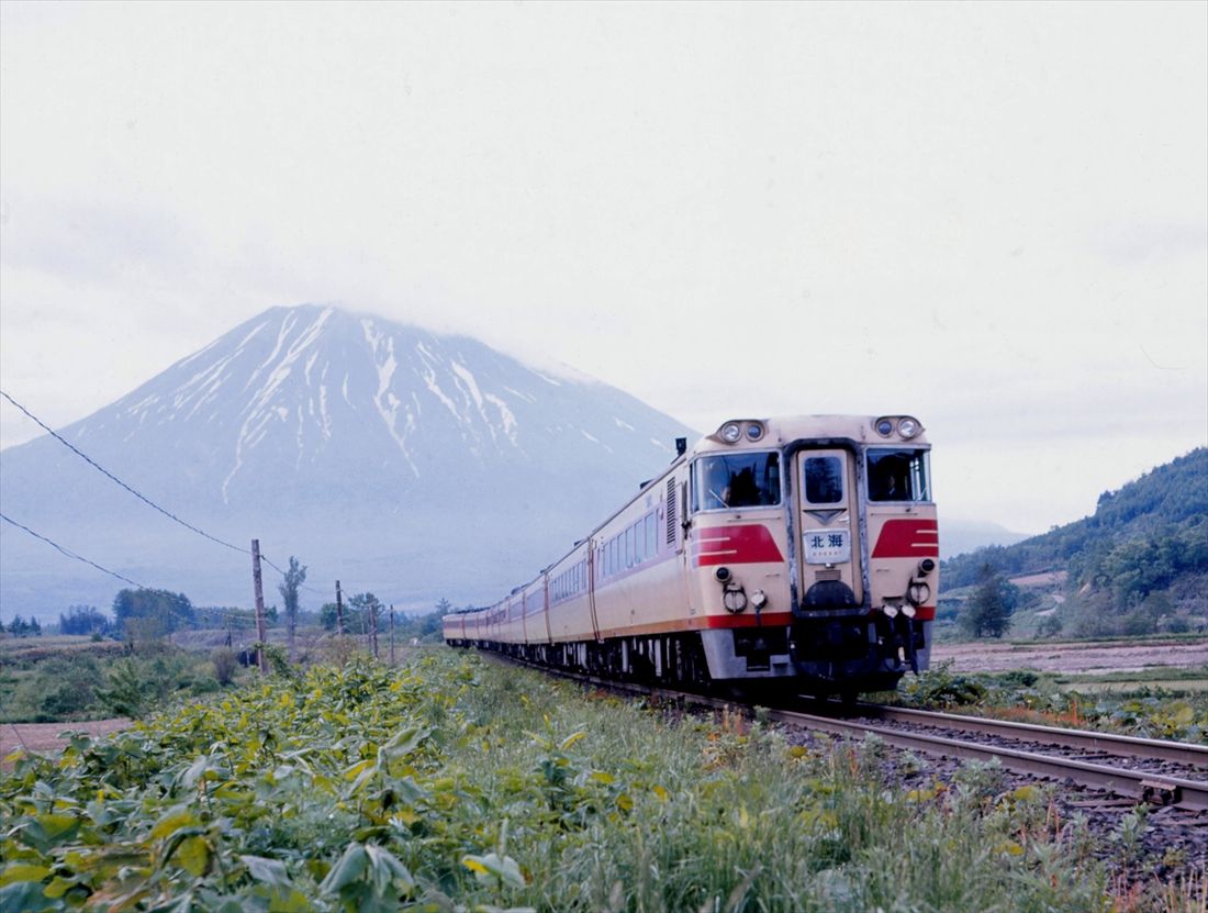 山線唯一の特急だったキハ80系「北海」。食堂車も連結していた（撮影：南正時）