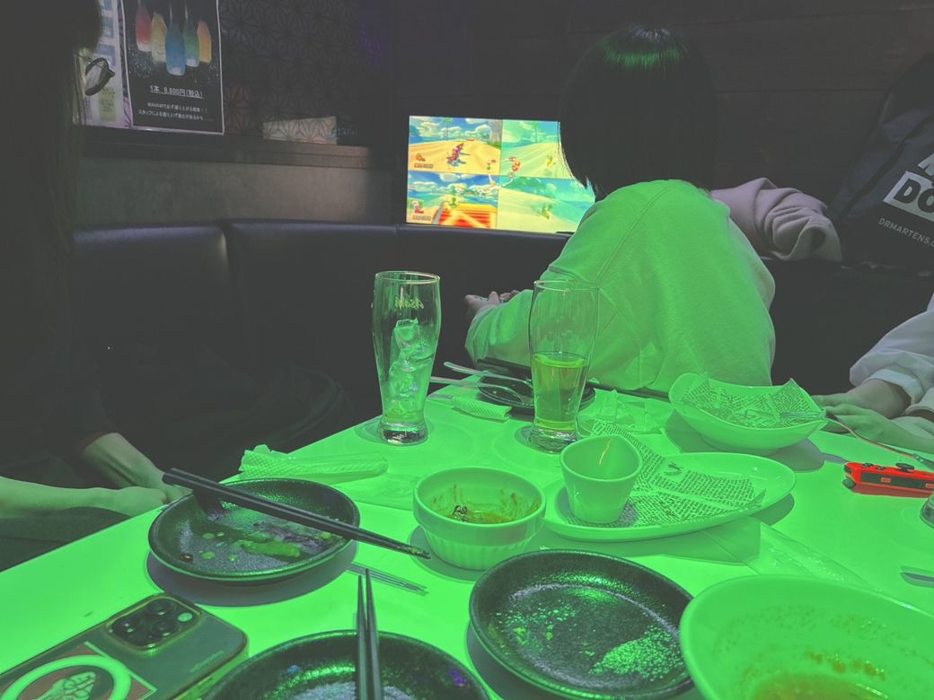 『相席屋』で相席している様子。ゲームばかりで時間が過ぎるのがはやい（筆者撮影）