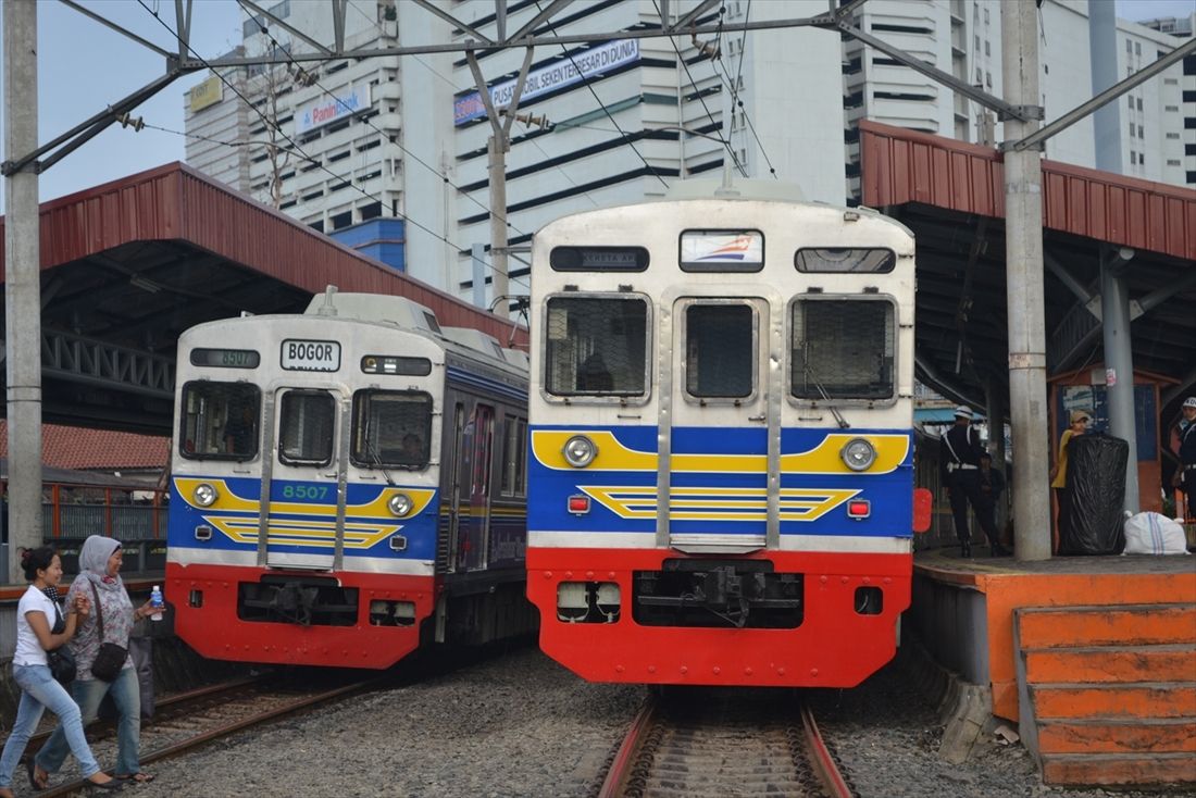 カンプンバンダン駅で並んだ8607編成（左）と8618編成。乗客が線路を渡って乗り換えるのも過去の光景となった（筆者撮影）
