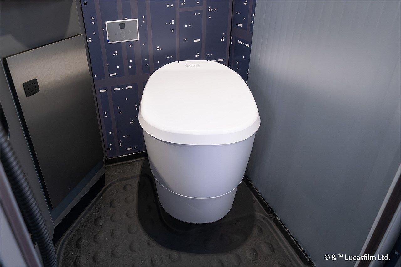 スター・ウォーズの世界観が広がるトイファクトリーのキャンピングカー「ダビンチ6.0＜スター・ウォーズ＞エディション」（写真：トイファクトリー）