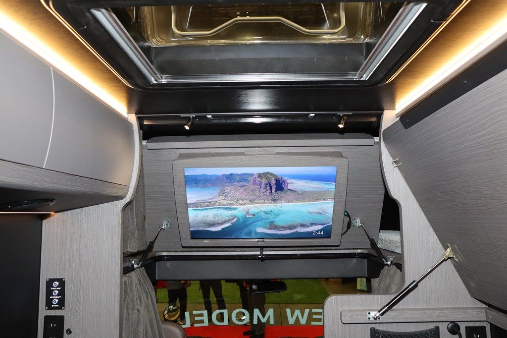 ダイレクトカーズの新作キャンピングカー「DN-75」（写真：筆者撮影）