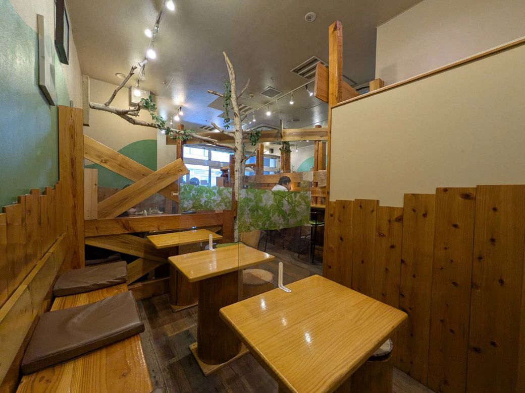 店内はこんな感じ。一人客向けのカウンター席もある（筆者撮影）