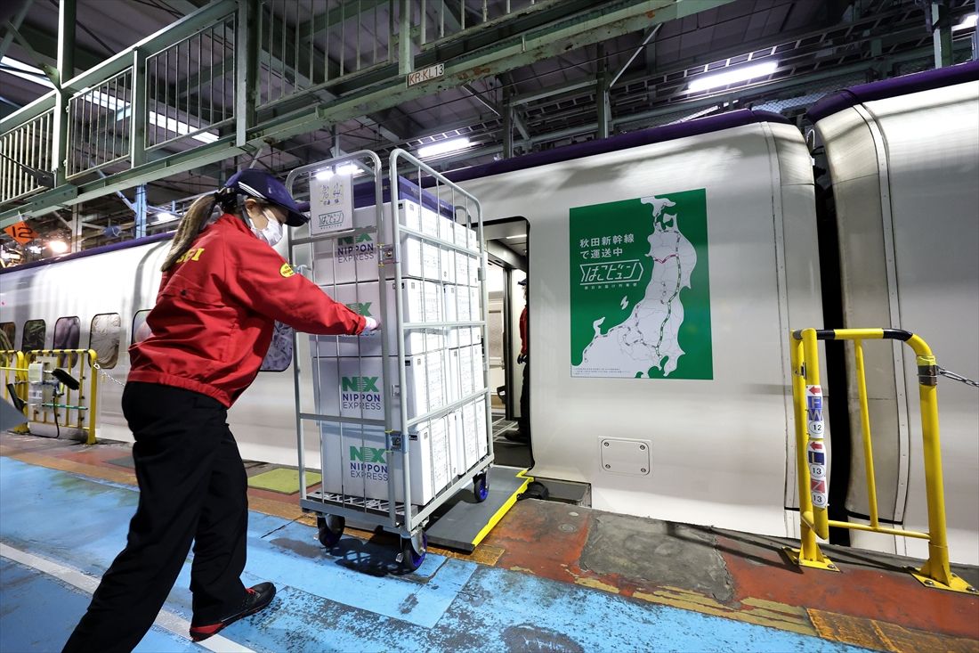 車両から荷物を下ろすスタッフ＝2026年3月23日（撮影：尾形文繁）