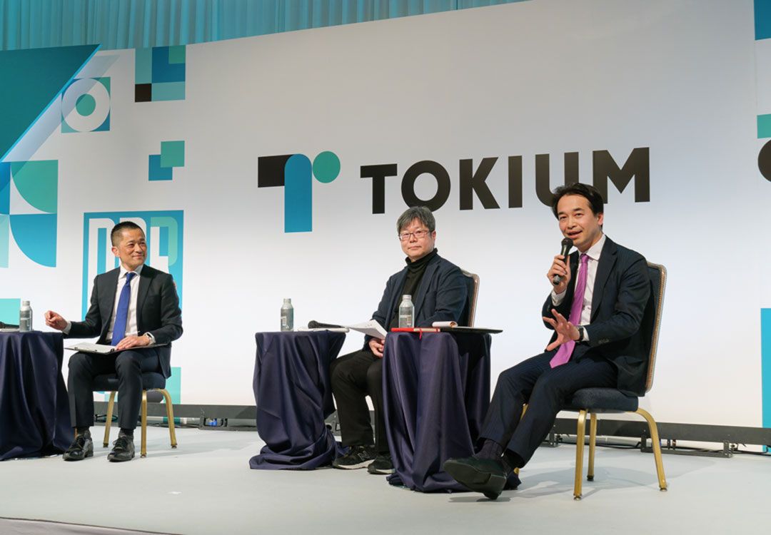 「組織づくりについて意見交換する一橋大学大学院教授の野間 幹晴氏（写真右）とネスレ日本 執行役員コパイロットの中岡 誠氏（写真中央）」 意見交換する登壇者