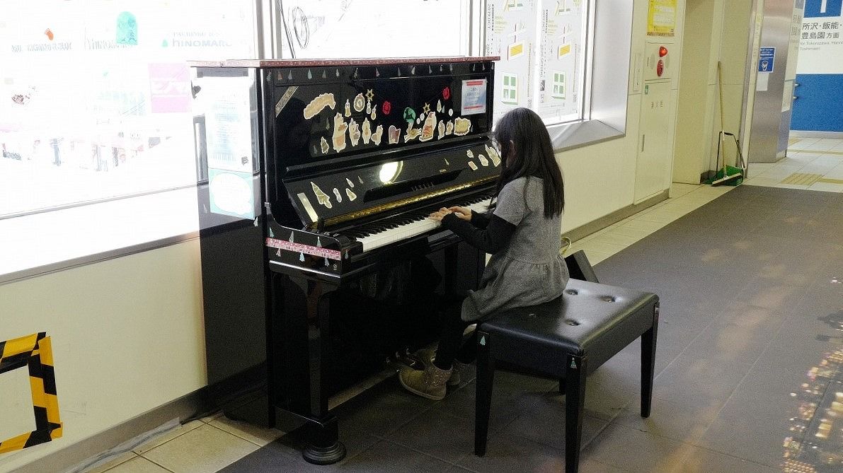 演奏に順番待ち､江古田｢駅ピアノ｣は誰が弾く? 西武鉄道や地元大学の熱意で実現 | 駅･再開発 | 東洋経済オンライン
