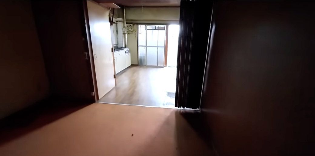 片付いた室内に入ると…（画像：「イーブイ片付けチャンネル」より）