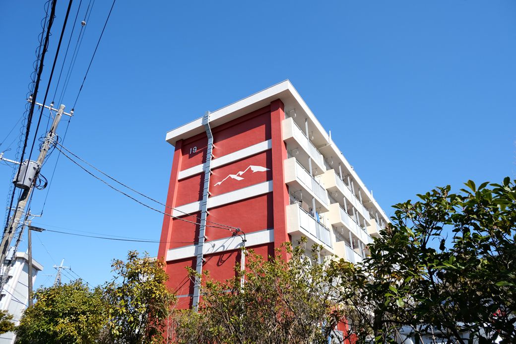 住棟の外壁は色鮮やか。遠くからでも住棟を見つけられるのは便利だ（写真：筆者撮影）