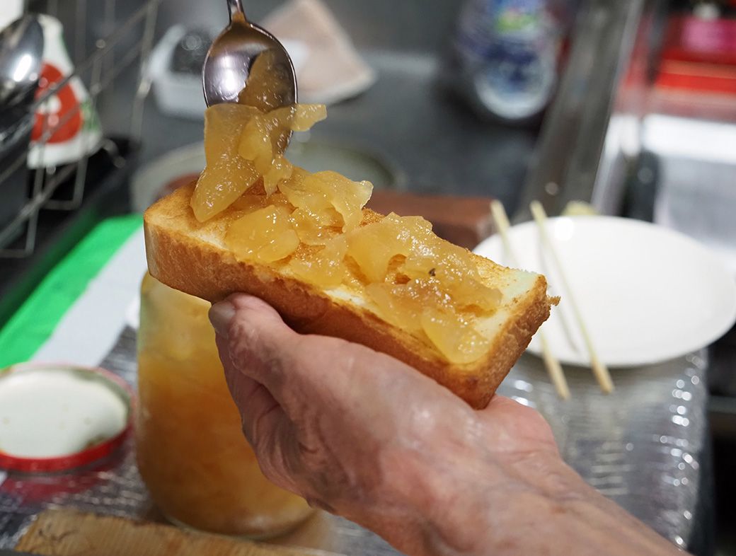 トーストを用意する紀久恵さん。りんごジャムはサンふじ、グラニュー糖、レモン果汁を煮詰めて作る（筆者撮影）