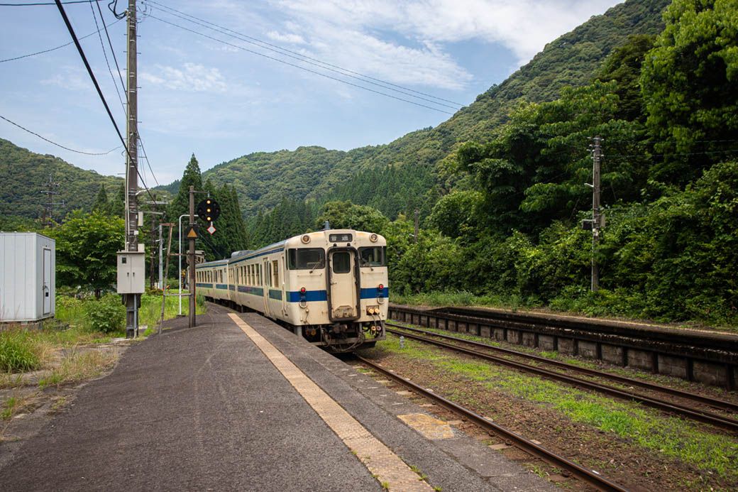 ちょうど列車がやってきた（写真：筆者撮影）