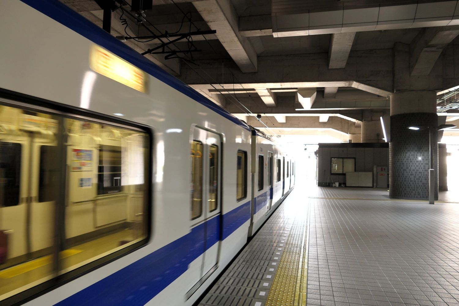 留置線へ引き上げる電車（記者撮影）
