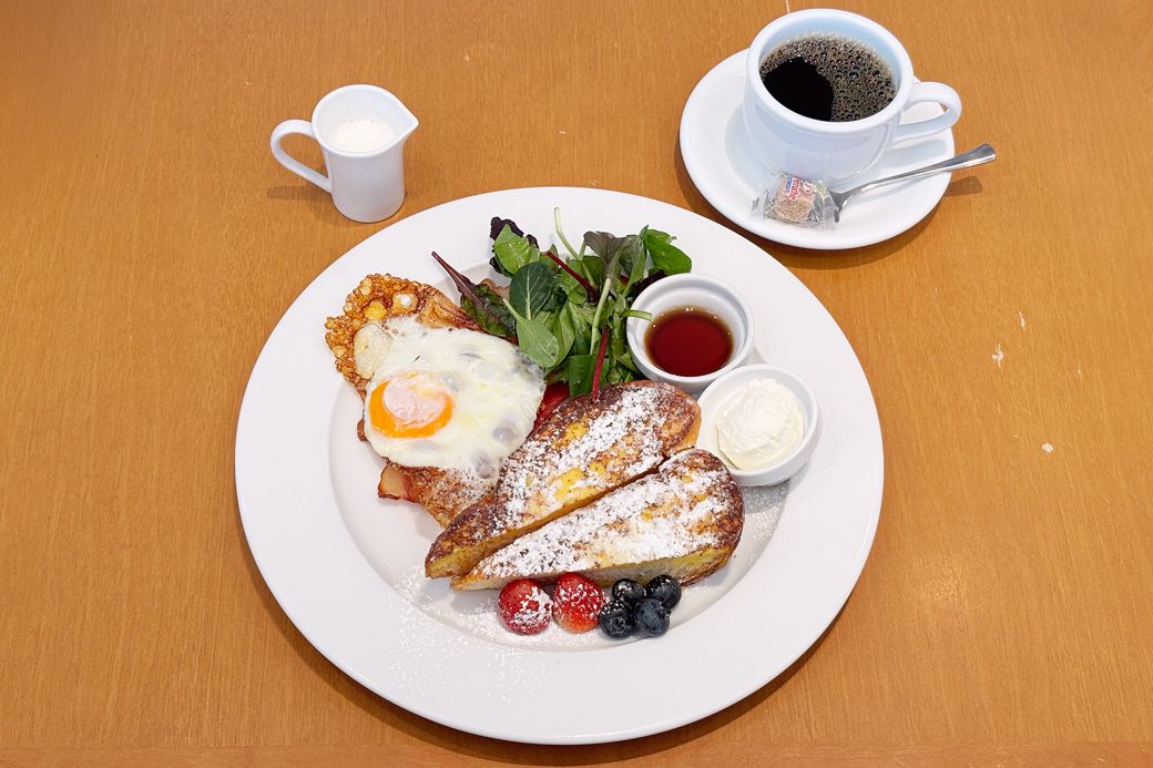 サラベスのARLY BIRD BREAKFAST SPECIALSフレンチトースト2100円（筆者撮影）