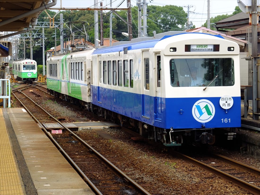 「なろうブルー」と呼ばれる下半分が青い塗り分けの車両（撮影：南正時）