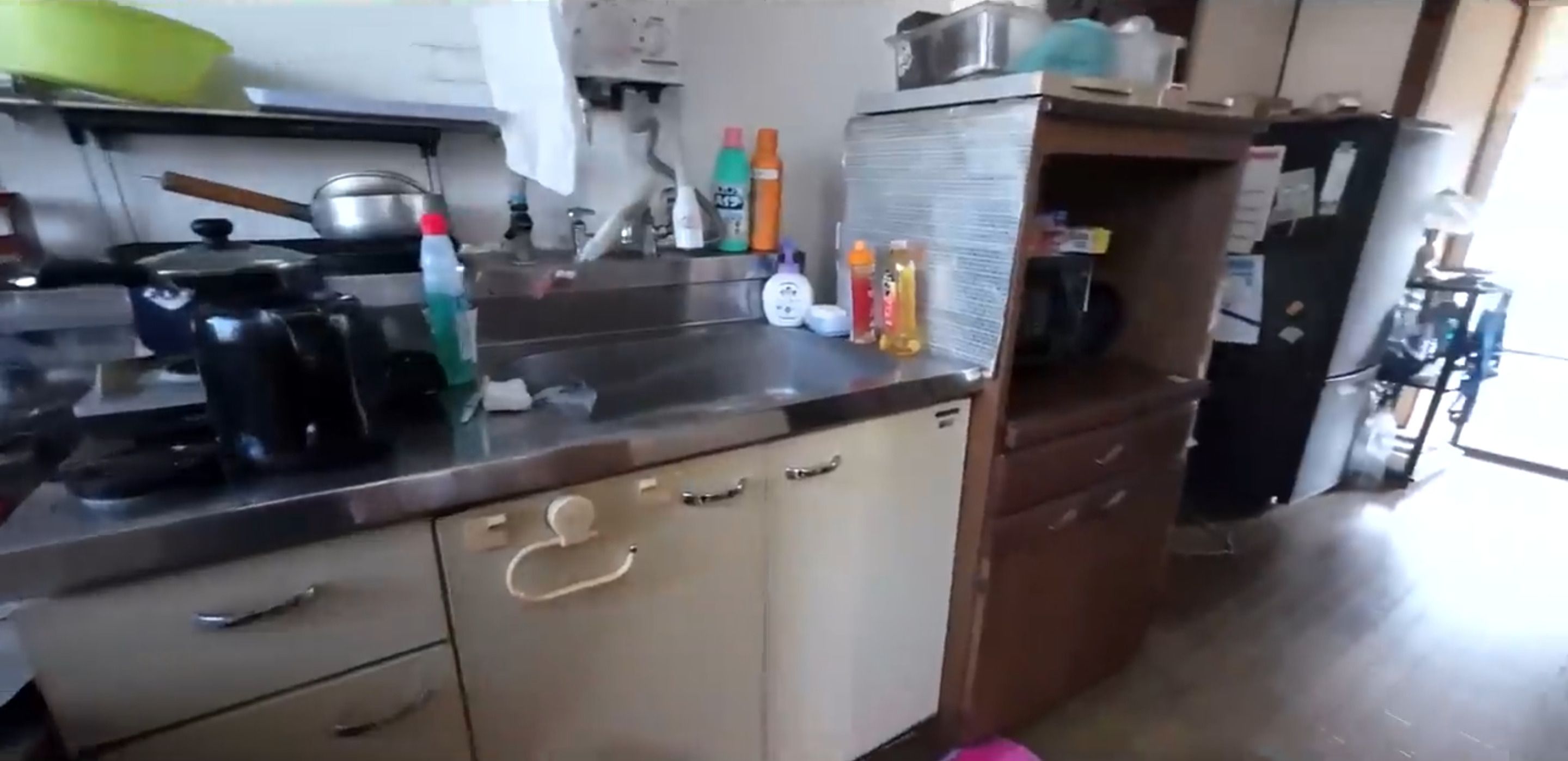 1人暮らしにしては食器類が多かったキッチン（写真：「イーブイ片付けチャンネル」より）