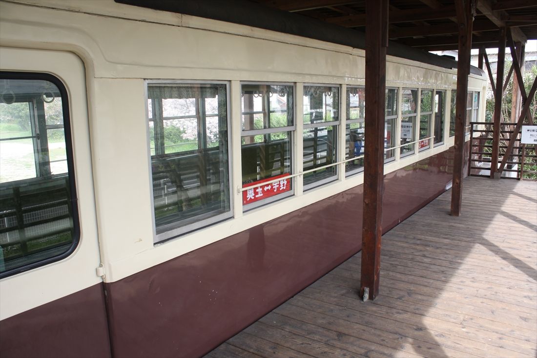 車両の脇には「ホーム」が設置されている（筆者撮影）