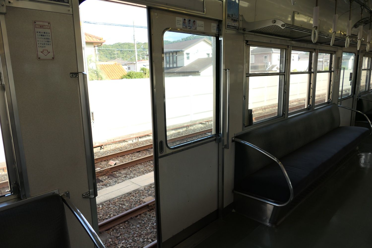 片開き式ドアの開閉の様子（記者撮影）