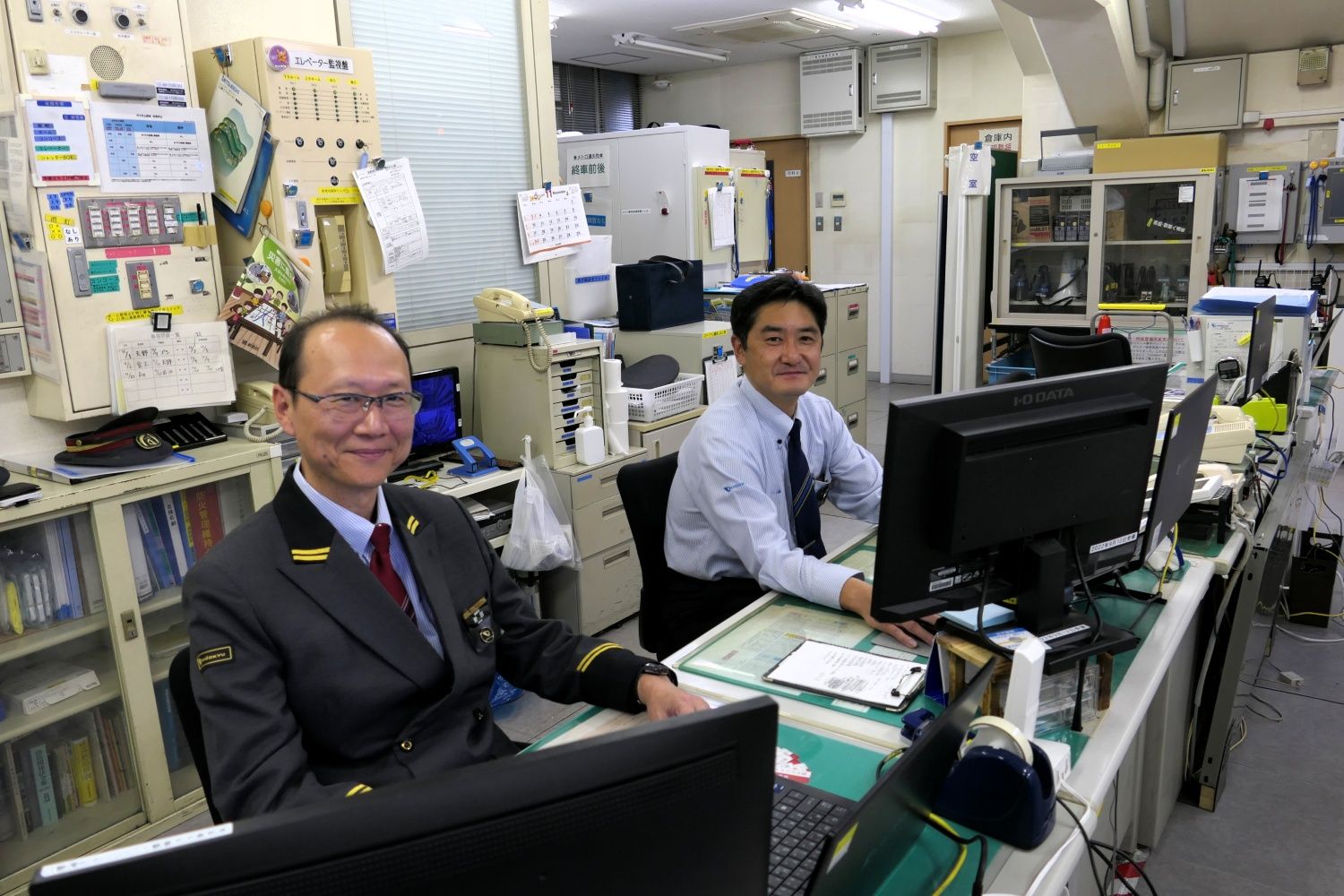 副駅長は朝のラッシュ時間帯はホームでの対応に追われる（記者撮影）