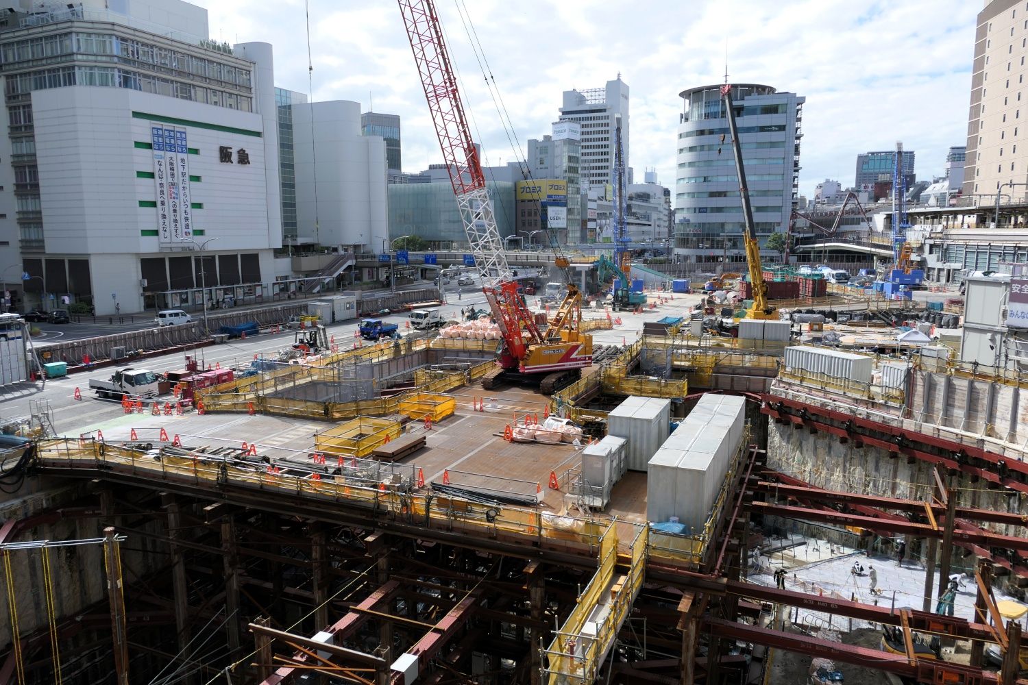 三宮エリアでは大規模な再開発の工事が進む（編集部撮影）