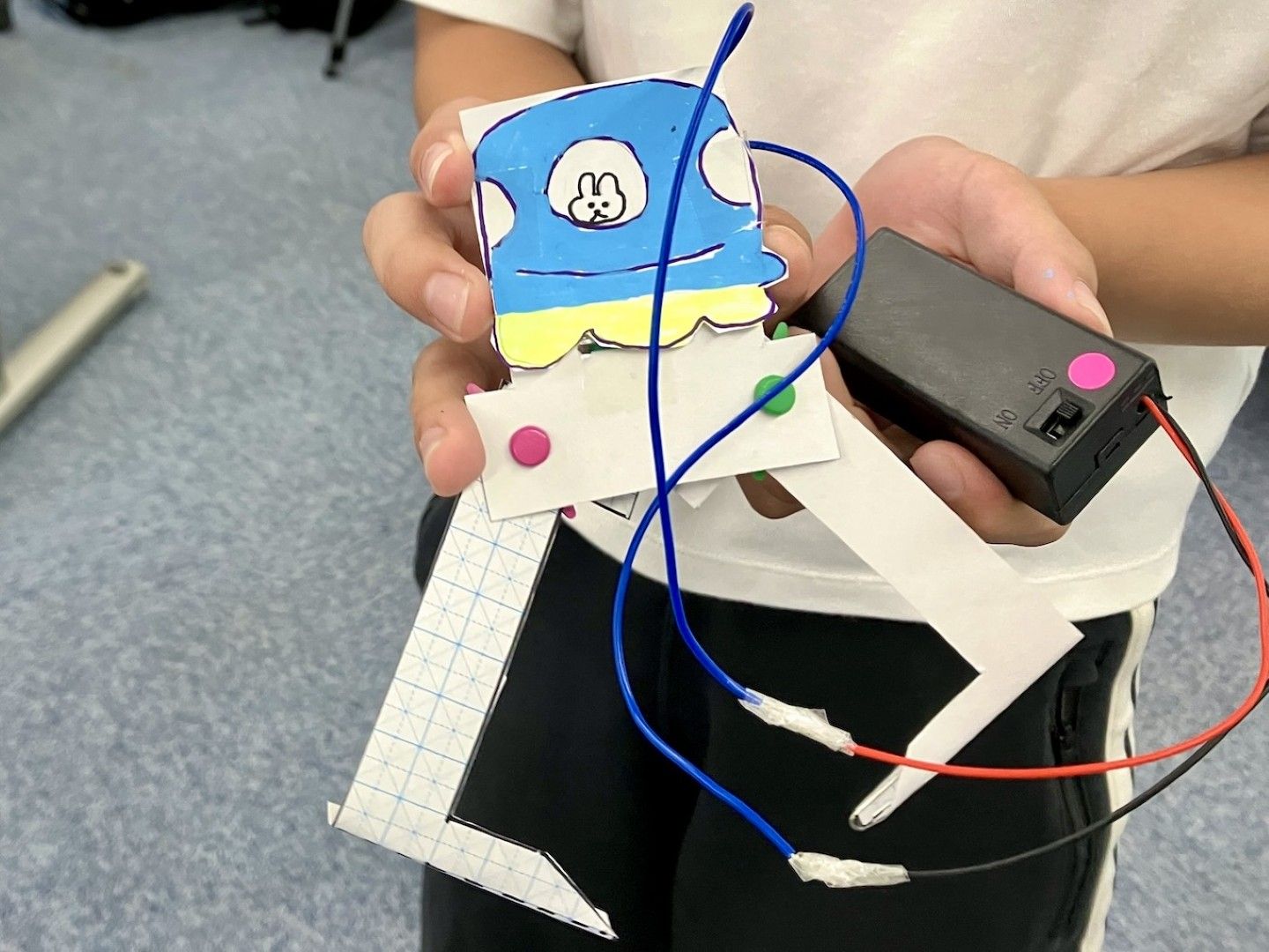 理科教室で小学生が手作りしたクレーンゲームのメカ部とアーム（写真：小山さん提供）