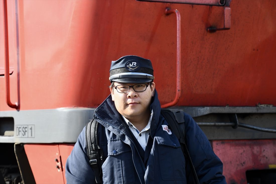 函館貨物駅から東室蘭操作場まで運転する長谷川運転士（記者撮影）