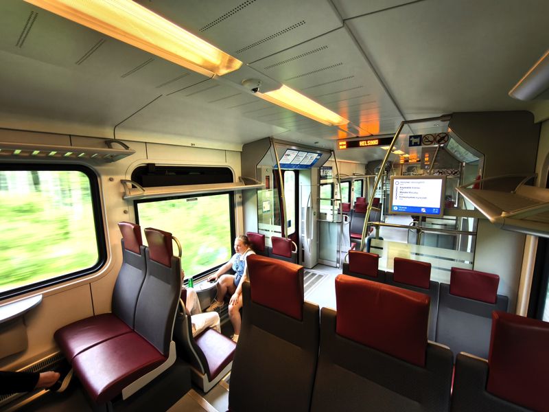 ヘルシンキ近郊電車は3-2人掛けのボックス座席（筆者撮影）