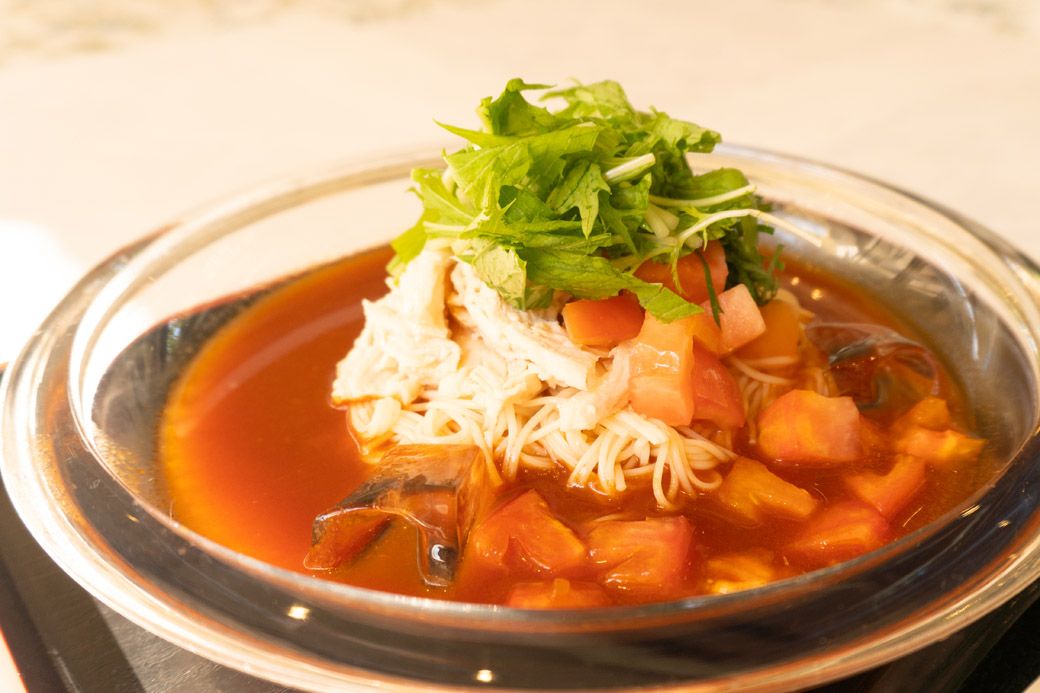 蒸し鶏のトマトそうめん（880円・2025年7月時点の価格）。食欲がわかないときでもさっぱりと食べられる。そうめんの里の平田さんが、めんつゆをトマトジュースで割るなど手軽なアレンジ方法を教えてくれた（筆者撮影）