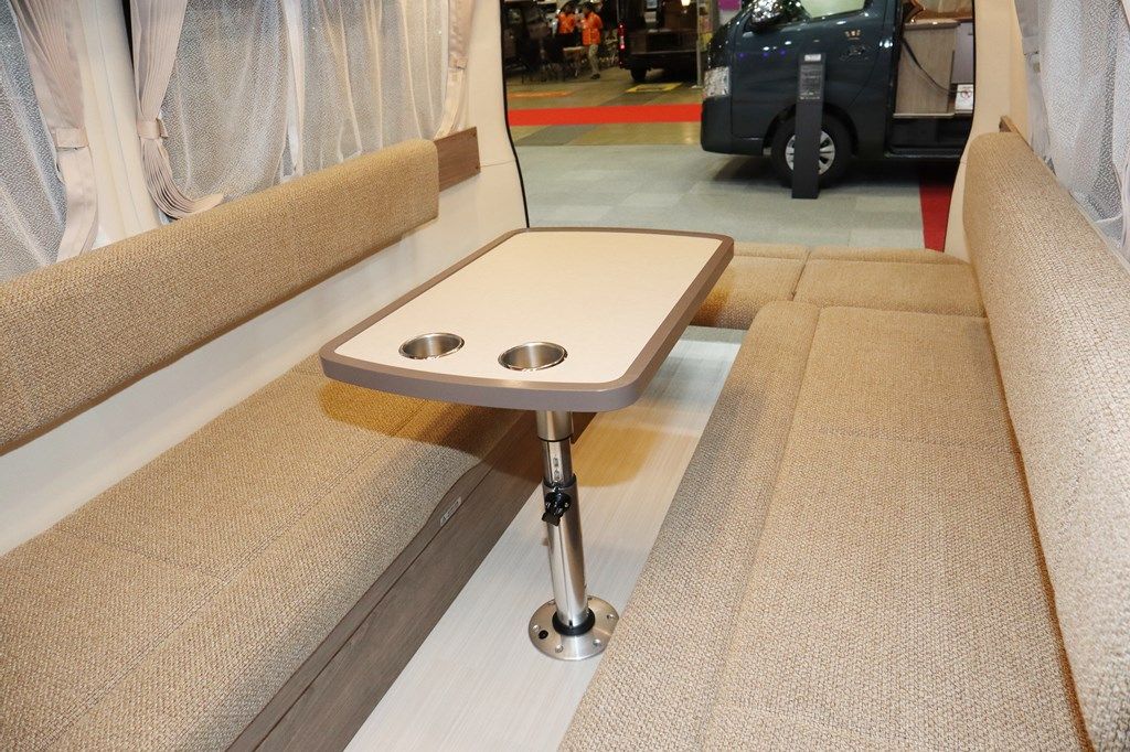 新型キャンピングカー「レクビィ プラスリビン」のオールシーズンタイプ（写真：筆者撮影）