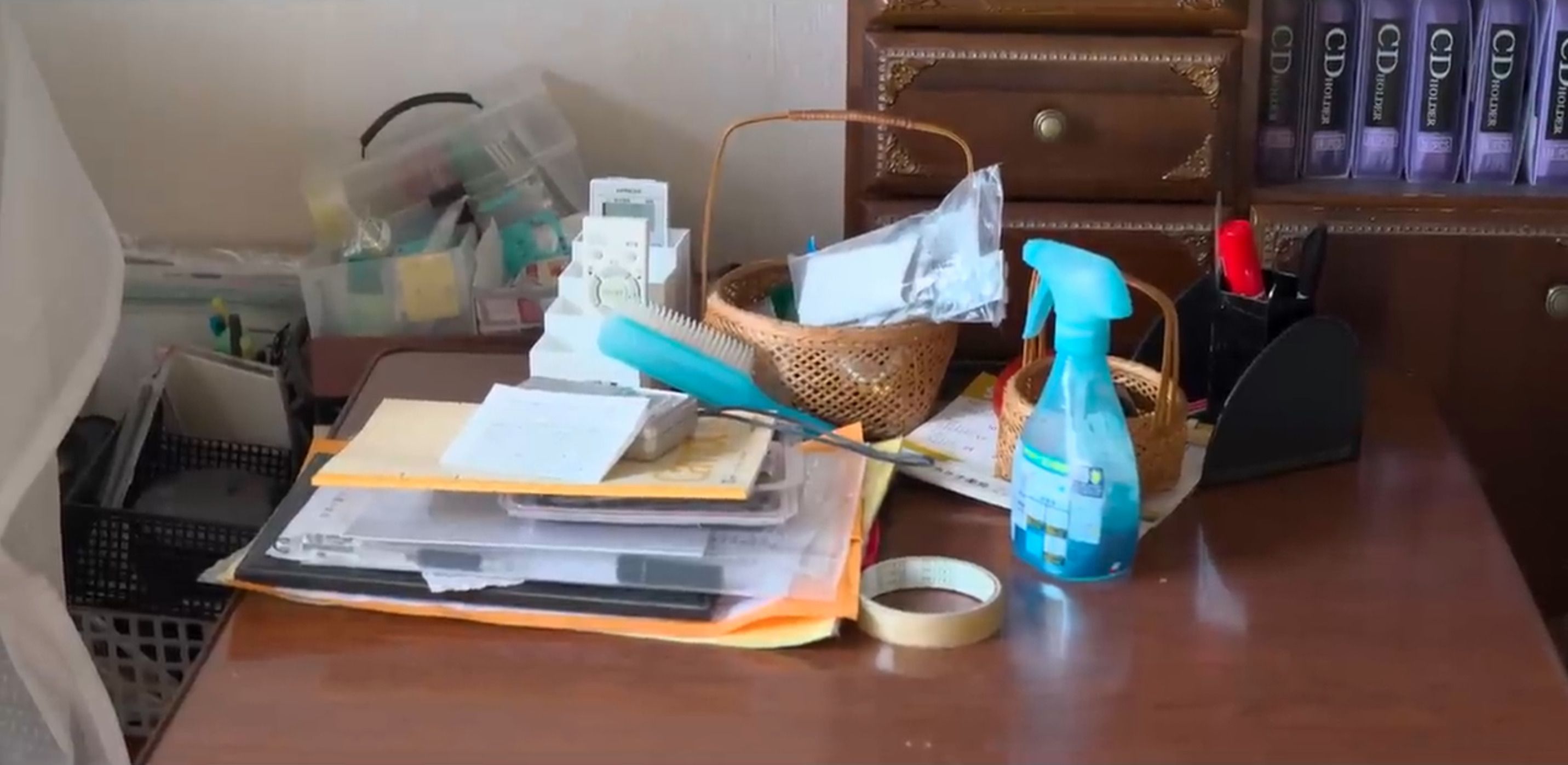 部屋の中は、突然、入院することになった日のまま（写真：「イーブイ片付けチャンネル」より）