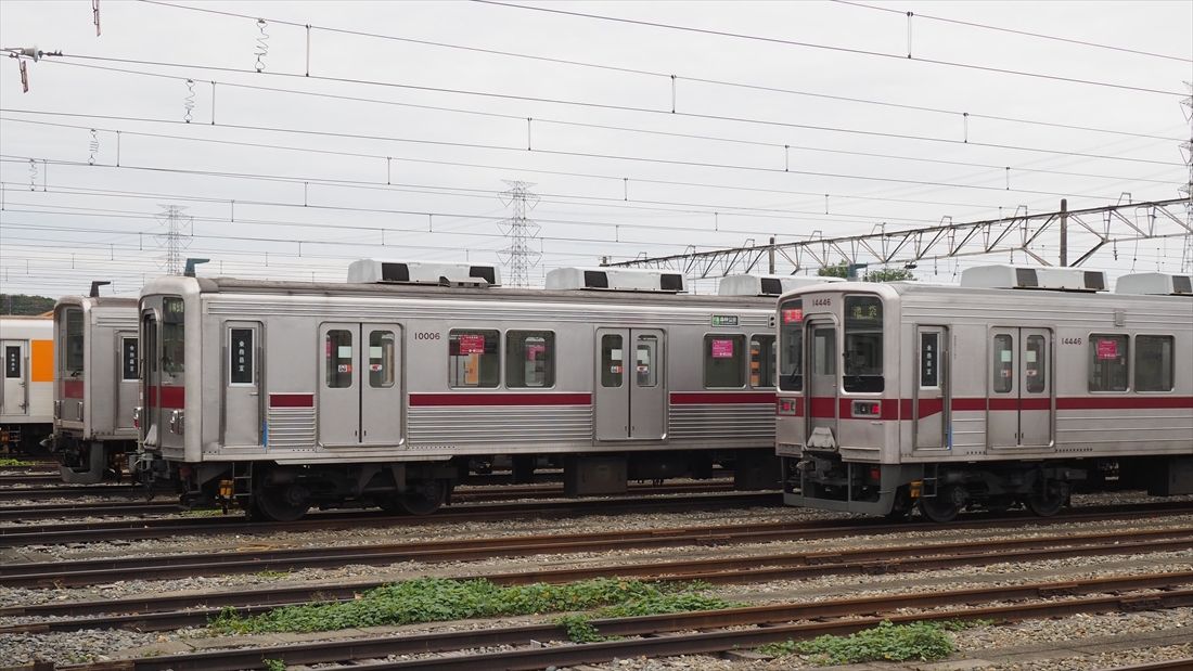 銀色の車体にロイヤルマルーンの帯を入れた10000型（左）と10030型（記者撮影）