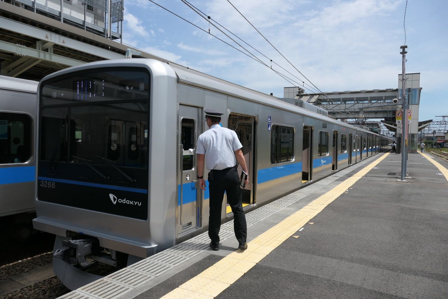 足柄駅では乗務員の姿をよく見る（記者撮影）