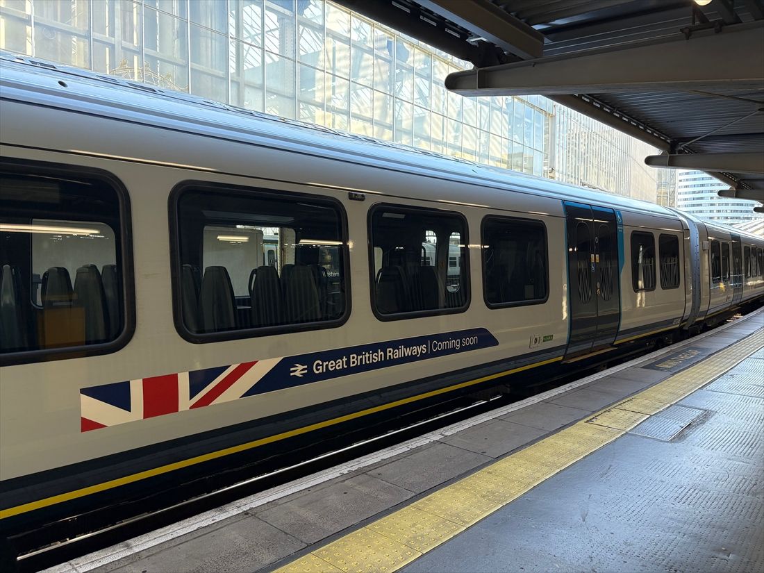 1990年代に民営化されたイギリスの鉄道は再度国営化する。新しい国鉄にあたる「グレート・ブリティッシュ・レイルウェイズ（GBR）まもなく登場」のロゴを貼った車両（筆者撮影）