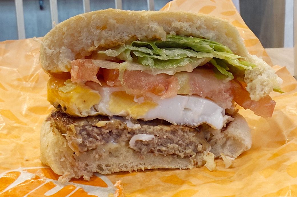 トマト&レタスソーセージエッグマフィン断面。レタスもたっぷり、トマトも肉厚です（写真：筆者撮影）