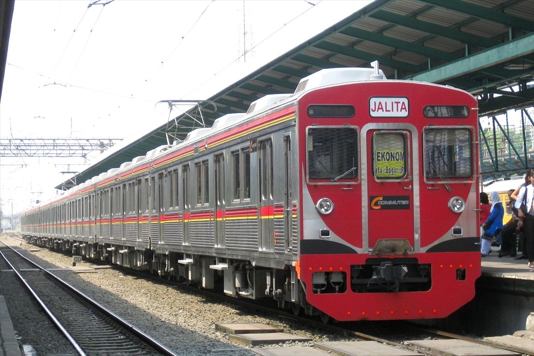 オリジナルの初代「JALITA」8613編成は東急から最後に譲渡された編成。この編成のみKAI（インドネシア鉄道）ではなく、設立直後のKCI（インドネシア通勤鉄道、当時のKCJ）に譲渡されたため赤色のデザインになった（筆者撮影）