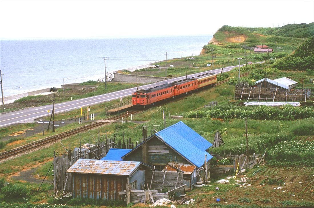 羽幌線（廃線）の力昼駅に停まる列車。キハ40形2両とキハ56形の3両編成だ（撮影：南正時）