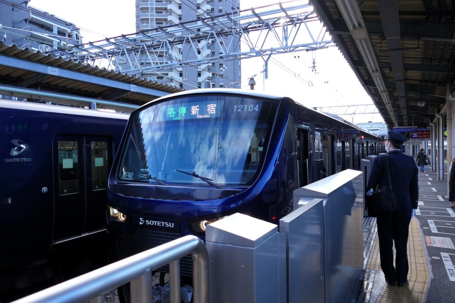 この列車は各停新宿行き（記者撮影）