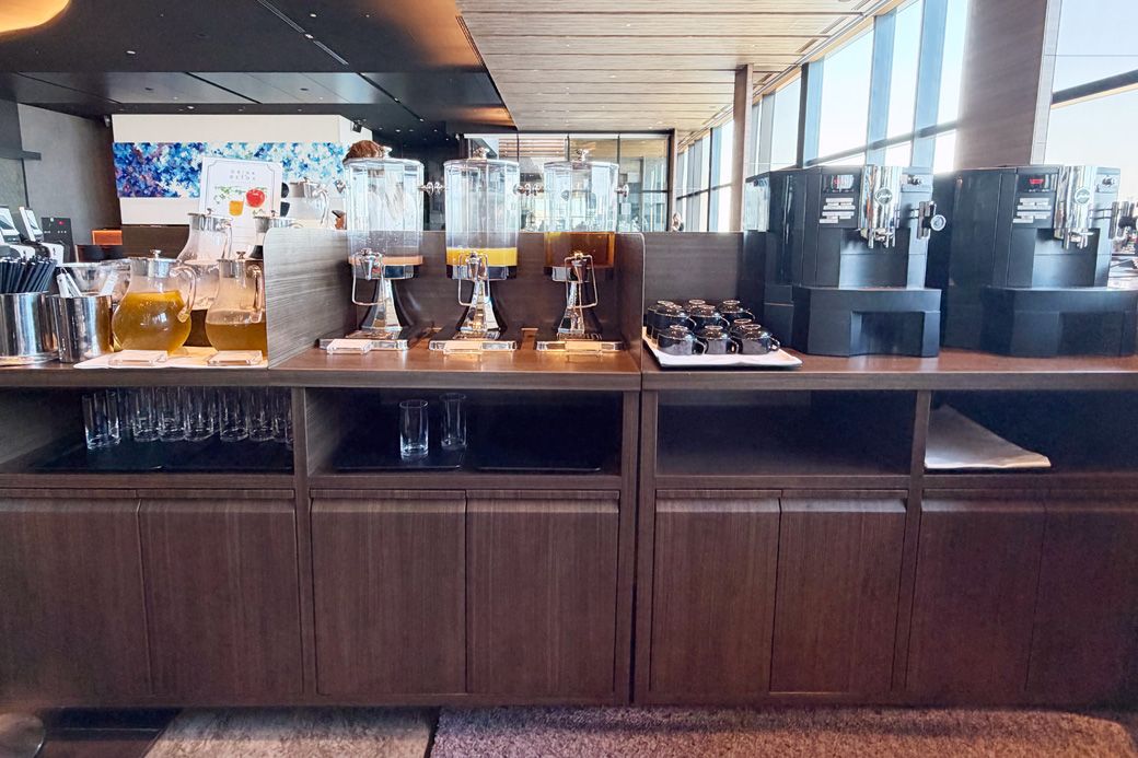 ドリンクバー。裏側に搾りたてのスムージーなども揃う（写真：筆者撮影）