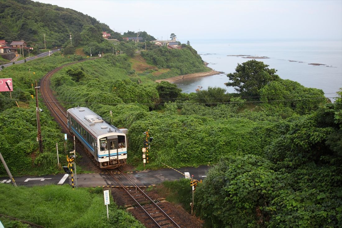 日本海を横目に山陰本線を走るキハ120形気動車（撮影：南正時）