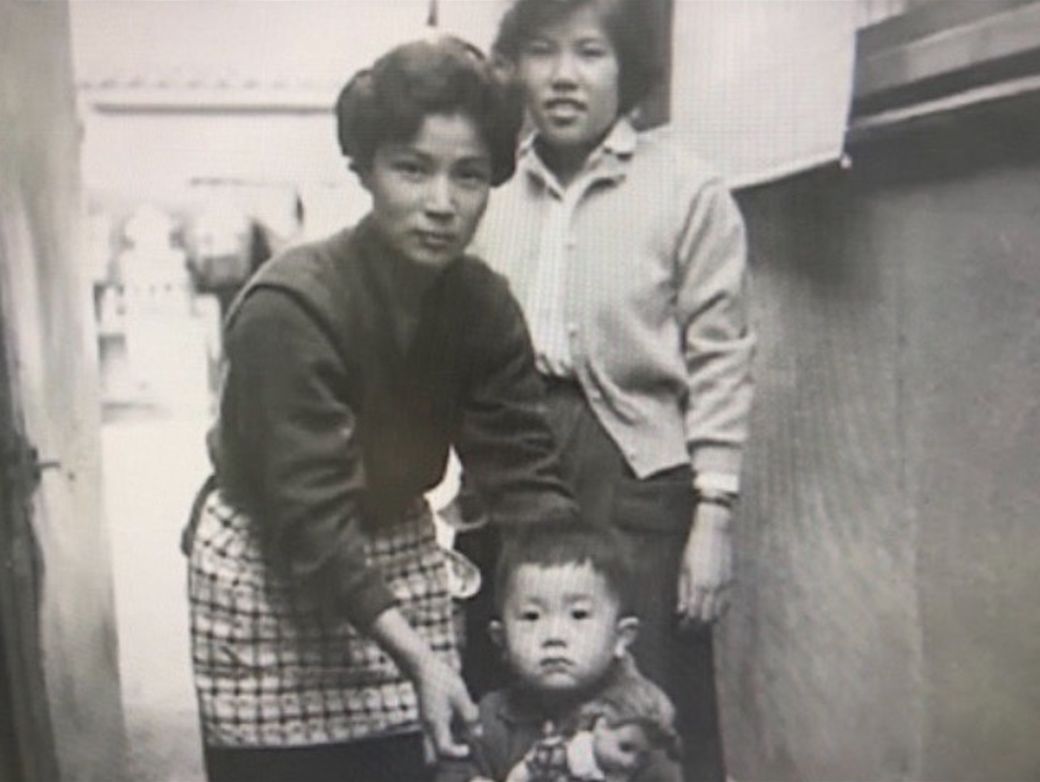 幼少期の江蔵さんと育ての母（写真：江蔵智さん提供）