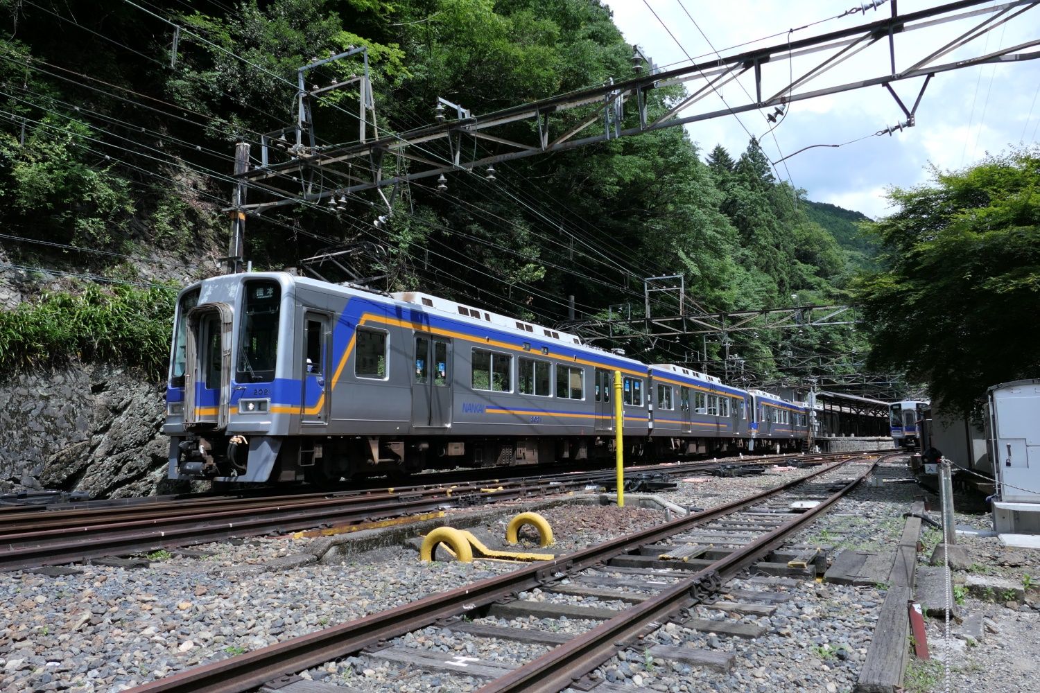 極楽橋駅から出発する各停橋本行き（記者撮影）