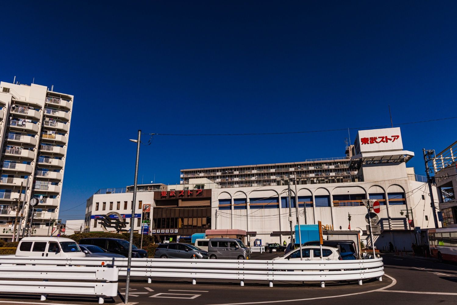 みずほ台駅西口。この駅は東口にも西口にも東武ストアが入っている（撮影：鼠入昌史）