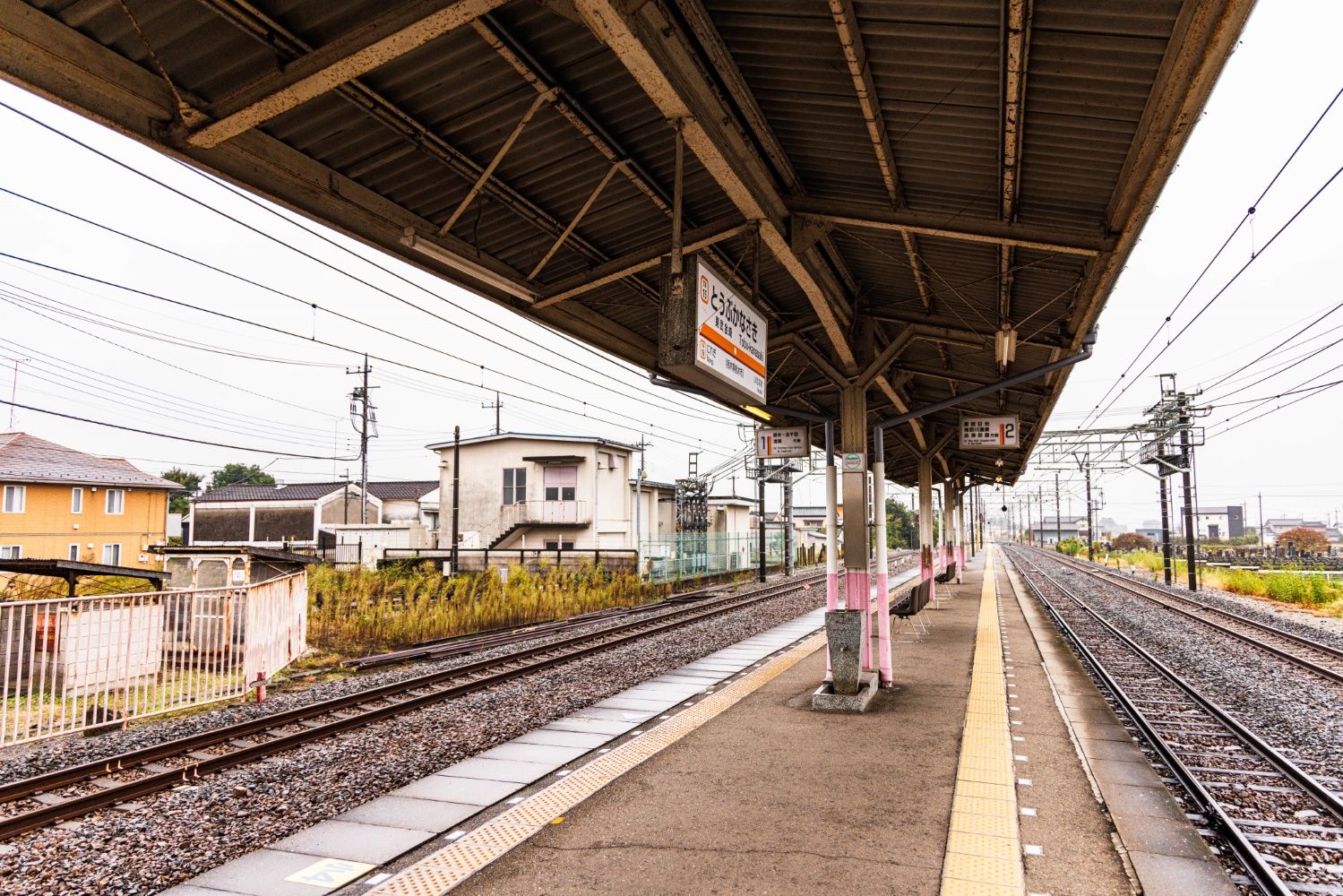 東武金崎駅は島式ホーム1面2線。その両脇を特急列車の通過線が挟み込む（撮影：鼠入昌史）