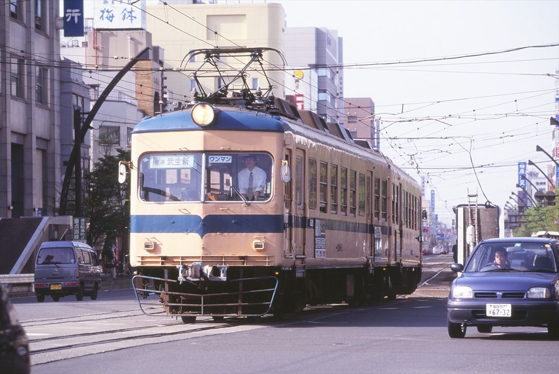 モハ200形の後年の塗装。福鉄の標準色だった（撮影：南正時）