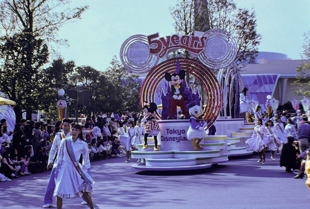 ディズニー５周年記念式典のようす（写真：1988年4月15日、吉野純治撮影）
