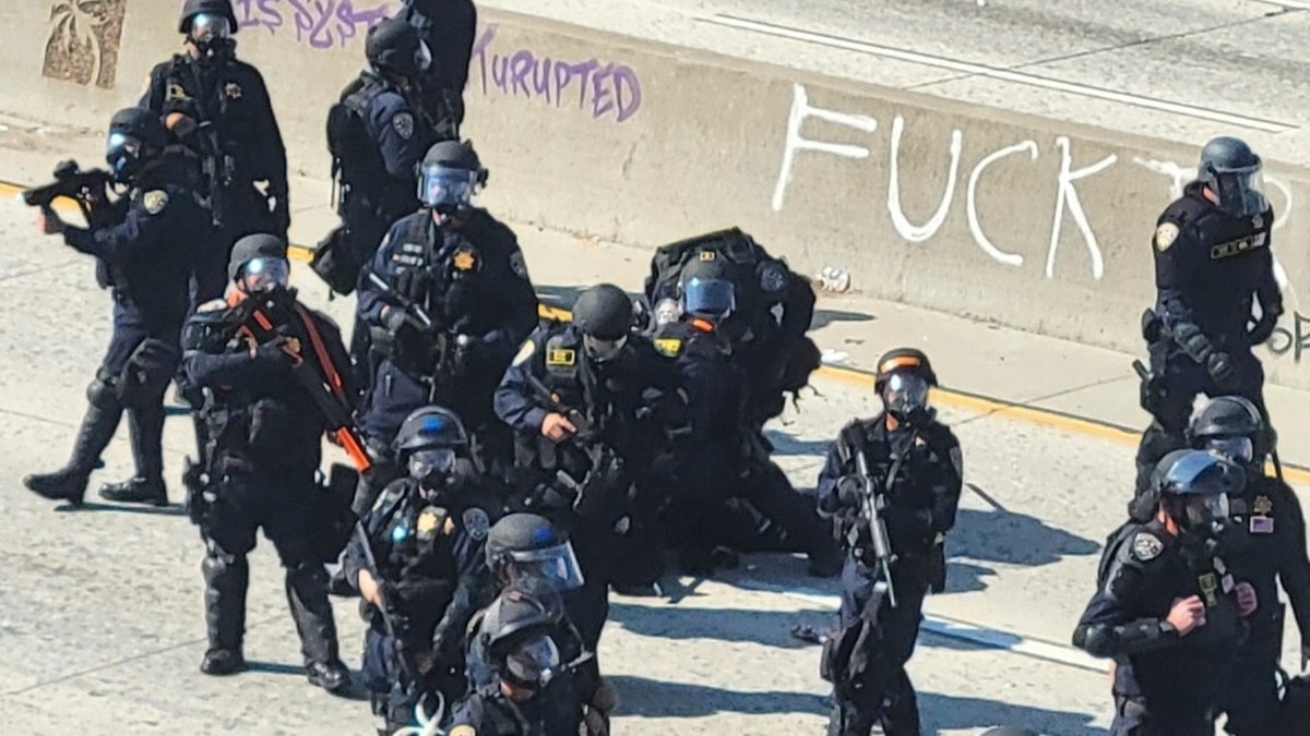 警察当局に取り押さえられるデモ隊の一員（写真：筆者の友人が撮影）