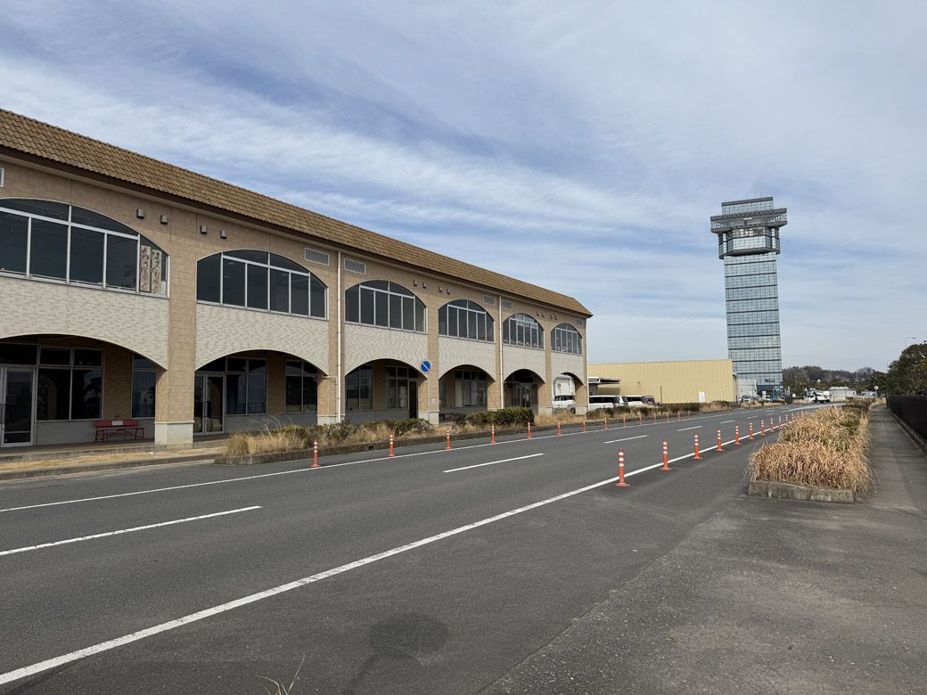 「大洗シーサイドステーション」 （左手前）とすぐそばにある大洗マリンタワー（右奥）（筆者撮影）