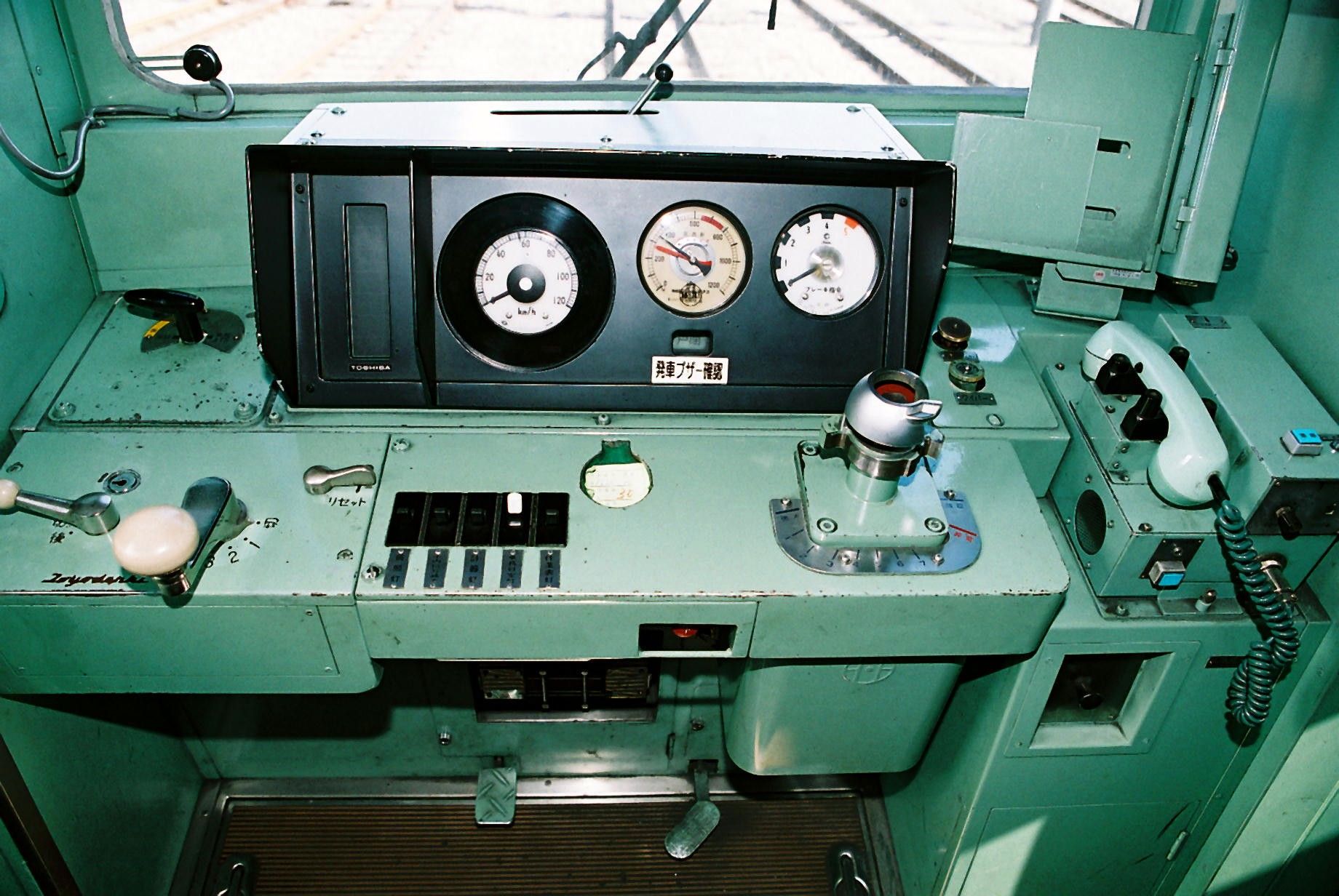 かつての運転台。2ハンドルで内装の色も違う（写真：東武鉄道）