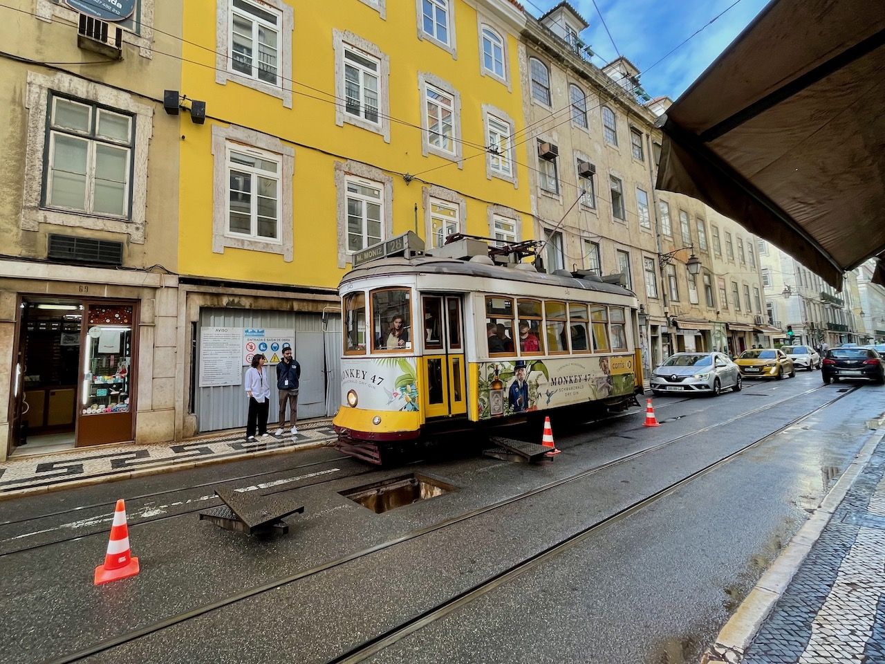 リスボン名物の路面電車が入り口ギリギリを通っていく（写真：筆者撮影）