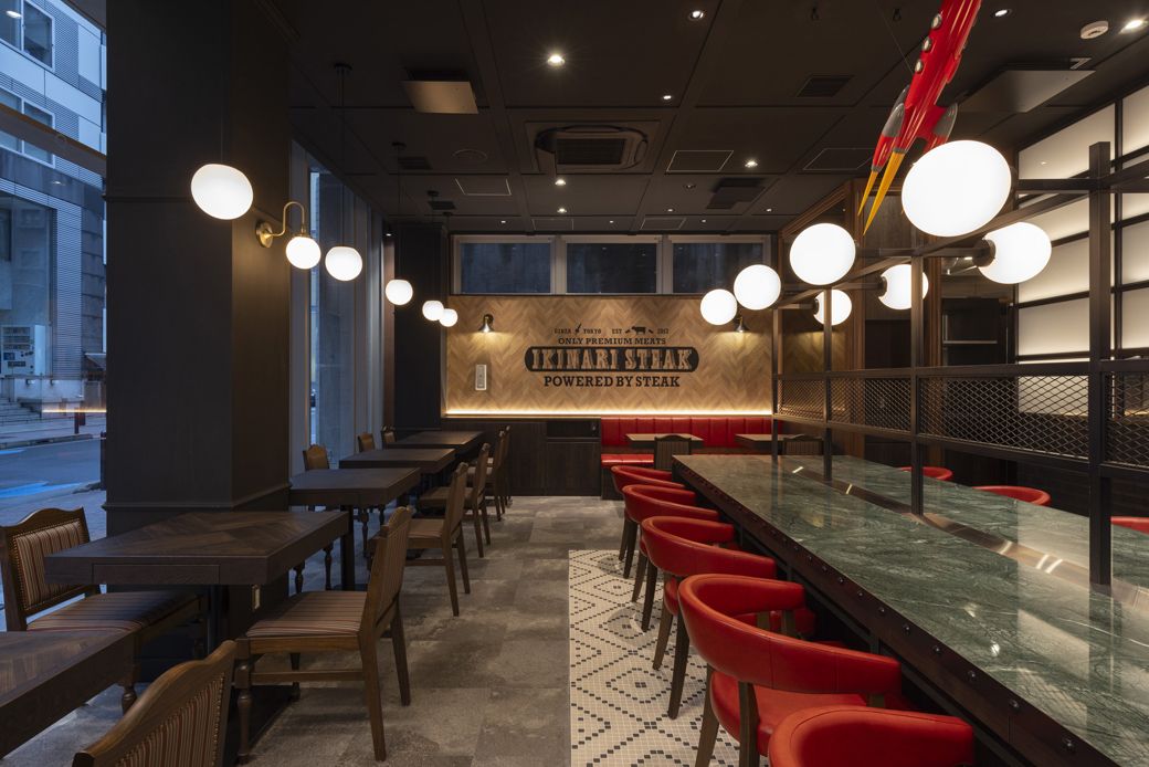 従来のイメージとは異なる、なんだか優雅な内装デザイン（写真：いきなり！ステーキ）